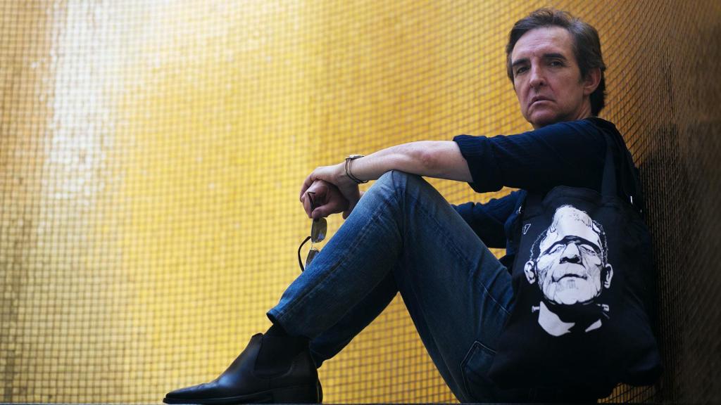 Dentro de la bolsa de Frankenstein, Ramoncín lleva sus guantes de boxeo, una de sus aficiones.