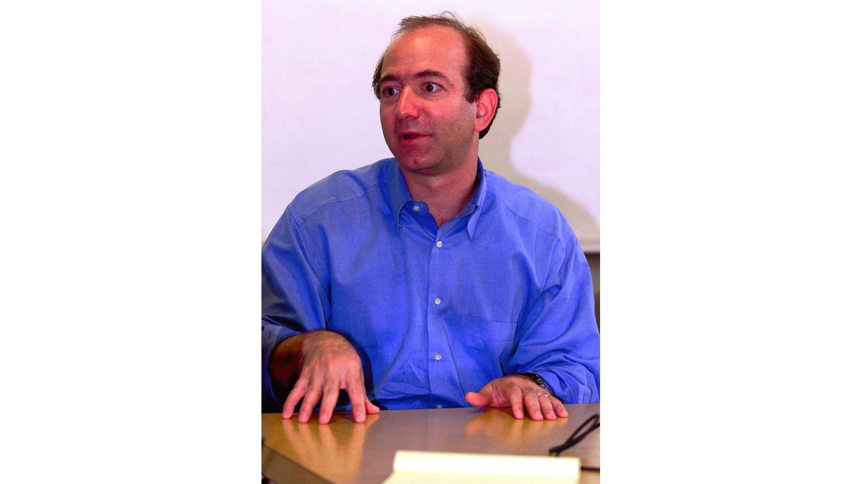 Jeff Bezos durante una rueda de prensa, año 2000.