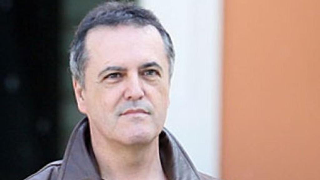 Image: El mundo se derrumba y tú escribes poemas