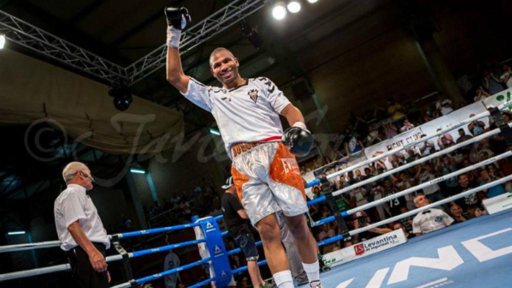Dulorme se enfundó la camiseta del Albacete en su pelea. Foto: Javier Guijarro