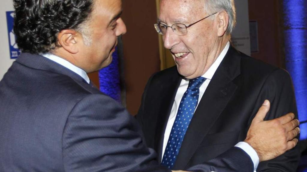 Fernando Yarza López-Madrazo saluda a Manuel Pizarro, en una imagen de archivo.