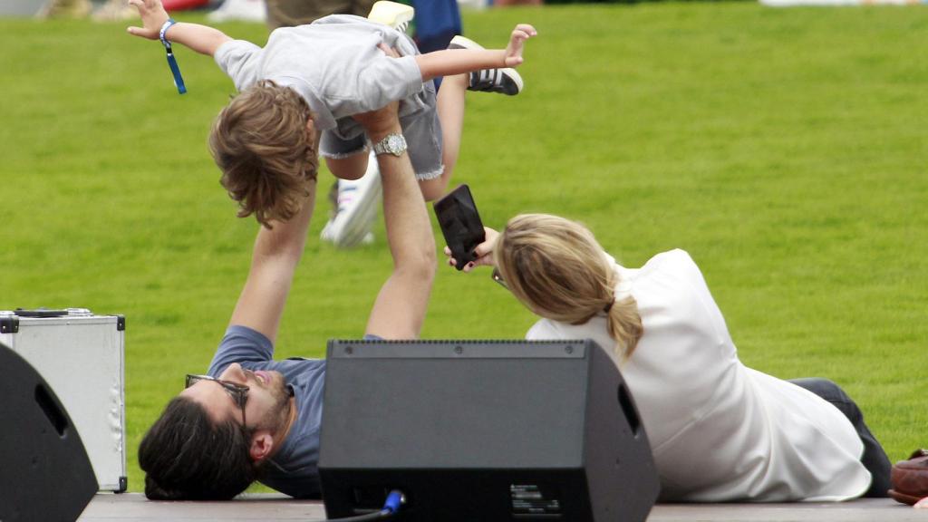 Carlos Torretta y Marta Ortega juegan con el pequeño Amancio.