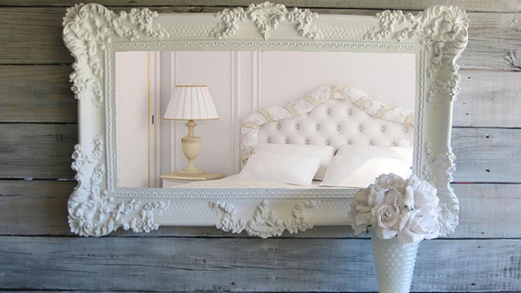 Los espejos siempre de gran tamaño y con molduras talladas. | Foto: Pinterest.