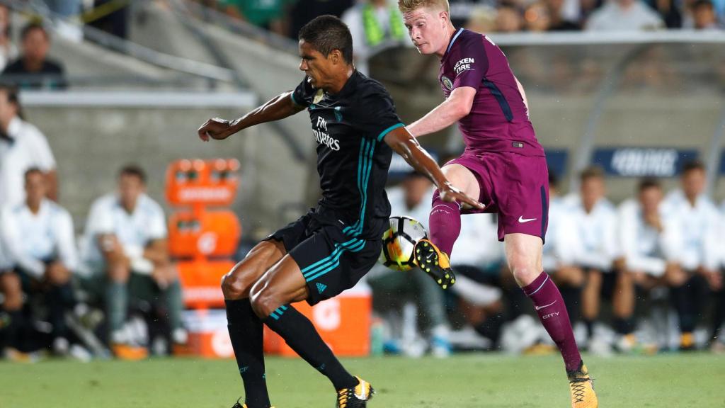 De Bruyne, ante Varane, en el Manchester City - Real Madrid.