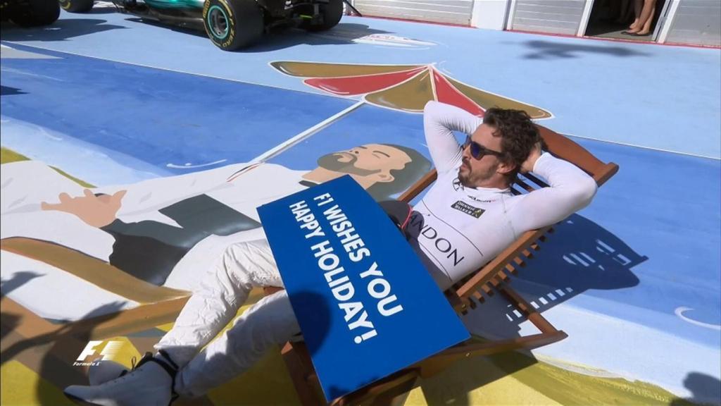 Alonso, deseando buenas vacaciones tras el mural que recordaba su posado en Brasil.