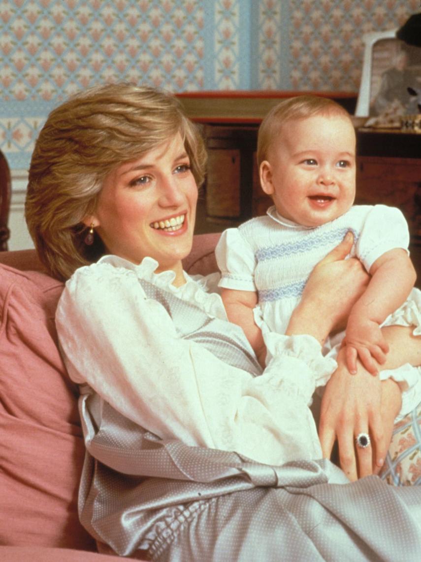 Lady Di, muy sonriente junto a su primogénito.