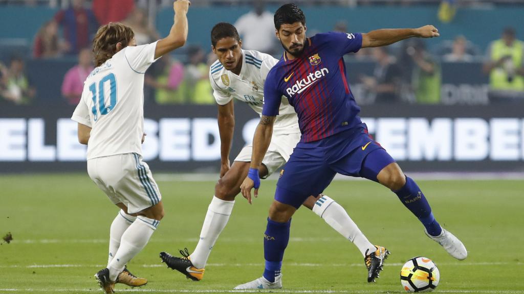 Suárez pelea por un balón con Modric y Varane.