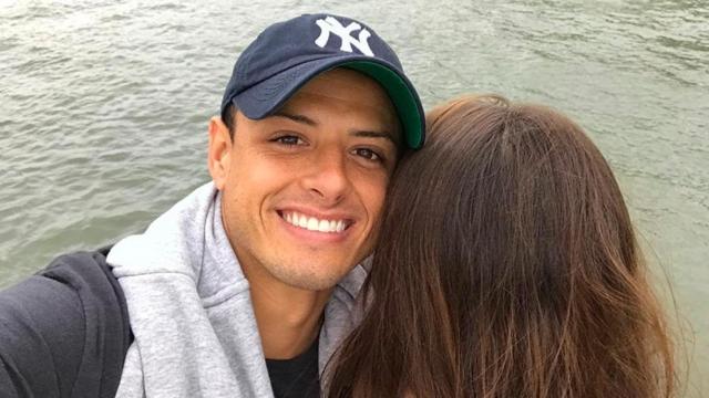 Chicharito presume de nueva novia. Foto: Instagram (@CH14).