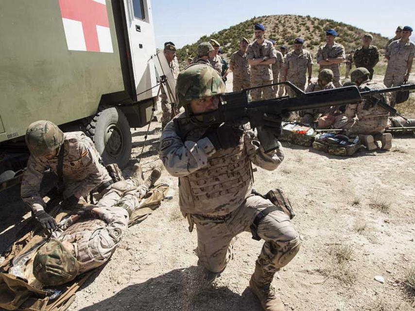 El rey Felipe VI observando una operativa del Ejército