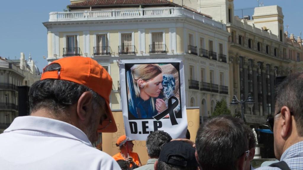 Una pancarta tributo a Mel Capitán.