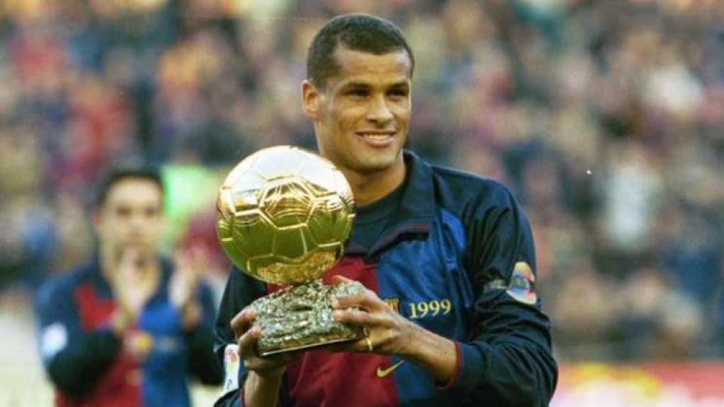 Rivaldo muestra su Balón de oro en el Camp Nou. EFE