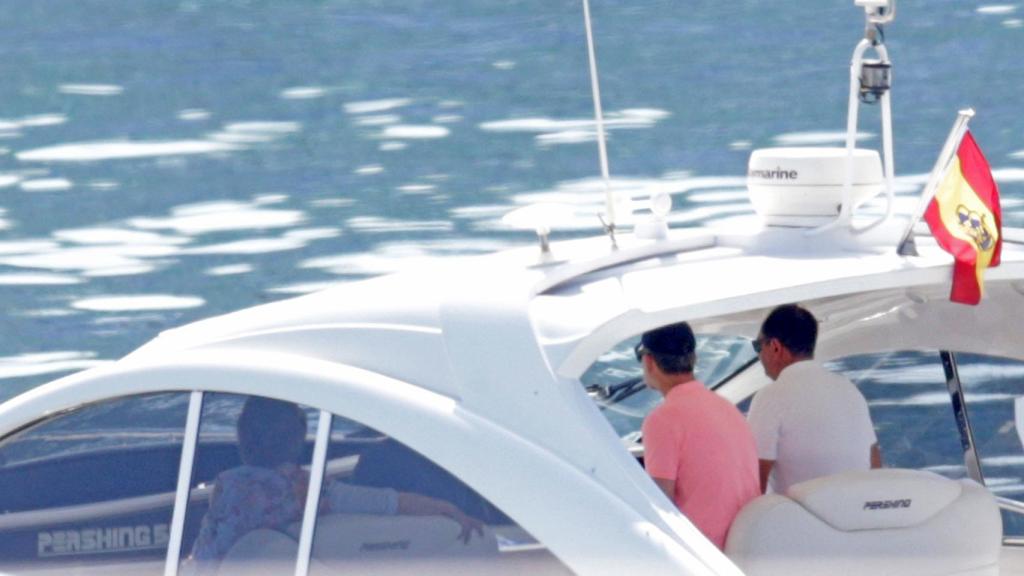 El rey Felipe VI con su familia durante su jornada marítima.