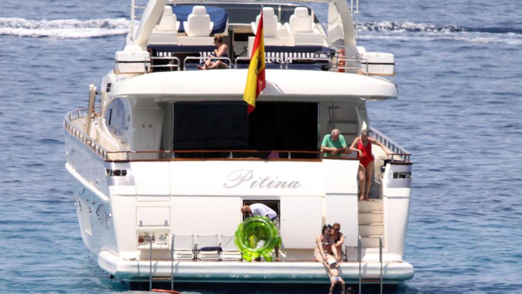 Imagen de archivo de Florentino Pérez y su familia a bordo del Pitina (Gtres)
