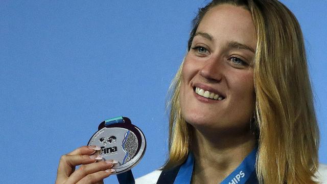 Mireia Belmonteen el podio mundial de los 400 estilos este domingo.