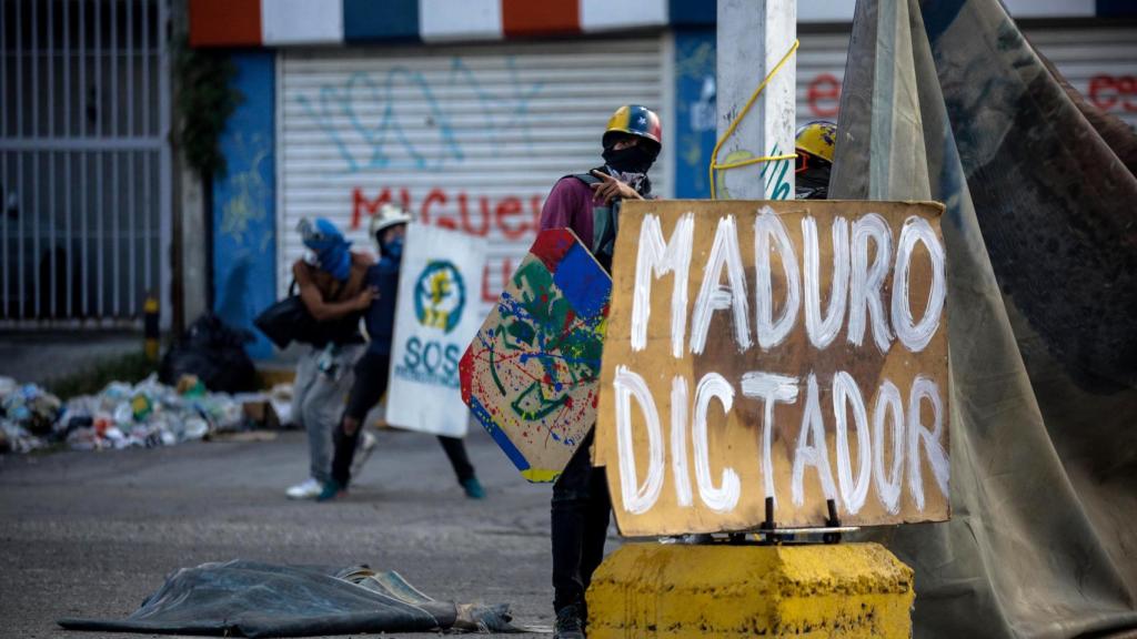 Enfrentamientos entre opositores y policía.