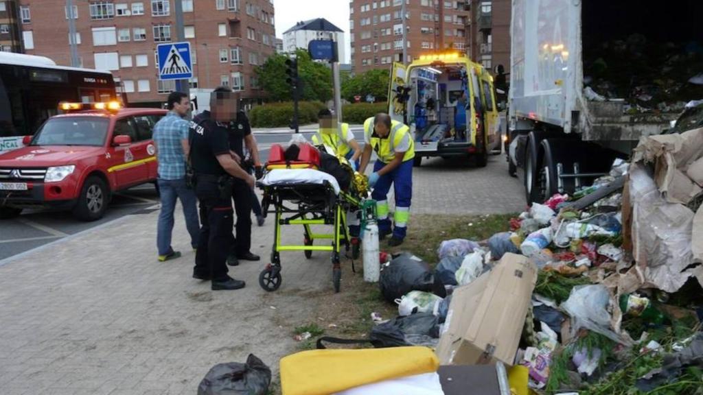 Momento en el que el hombre era atendido por los servicios de urgencias.