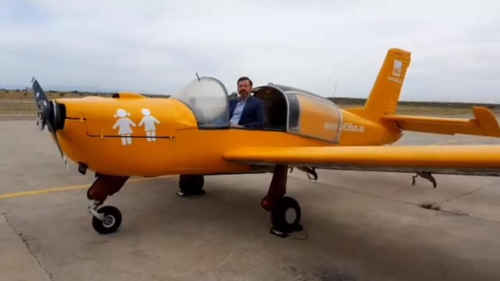 Ignacio Arsuaga, presidente de HazteOir, en la avioneta.