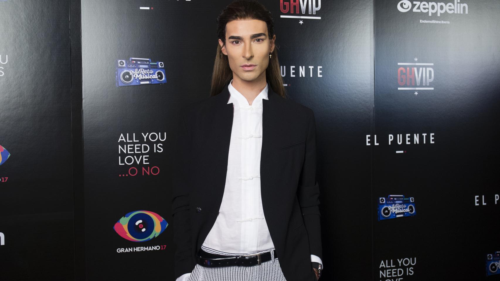 Miguel Vilas se dejó ver en uno de los últimos eventos sociales con este nuevo look.