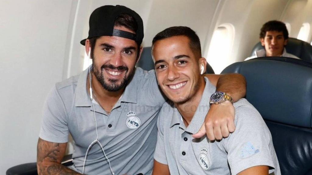 Lucas Vázquez e Isco durante el vuelo a Chicago