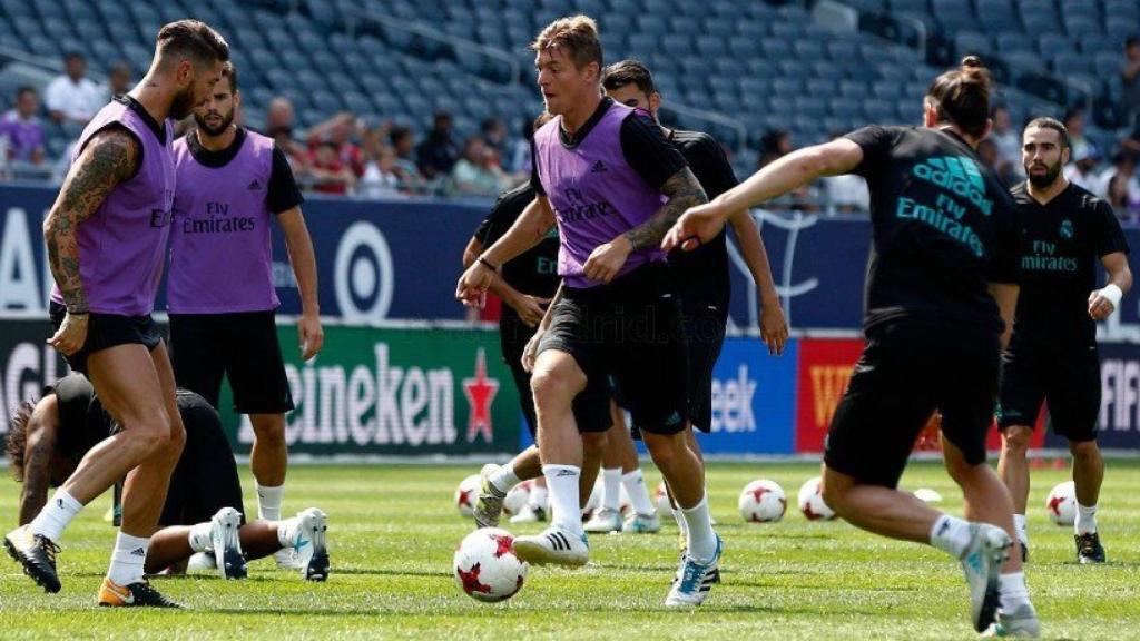 Kroos, rodeado de sus compañeros