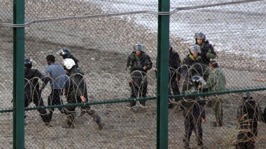 Imagen de un intento de salto a la valla de Ceuta.