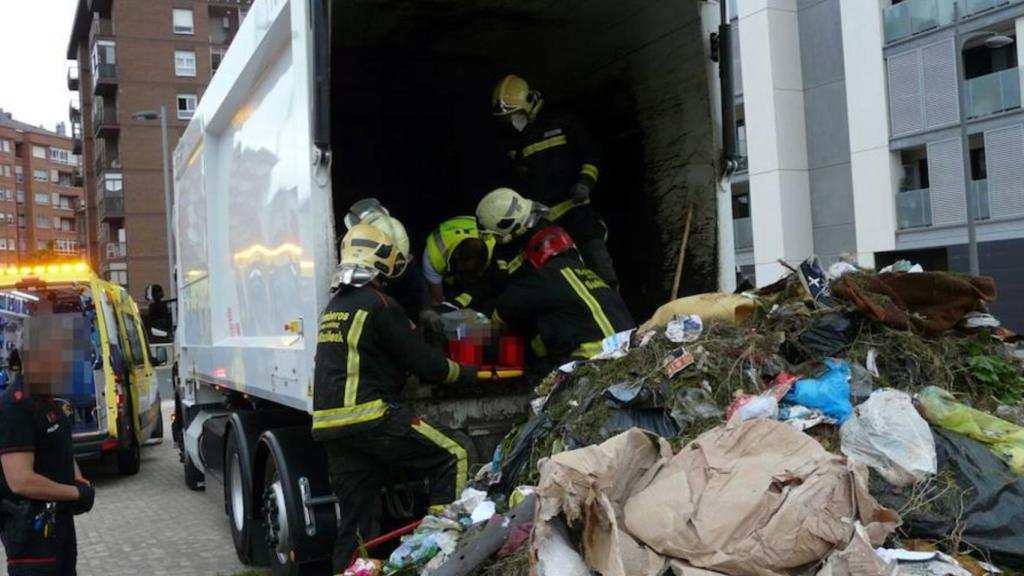 Momento en el que el hombre era rescatado.