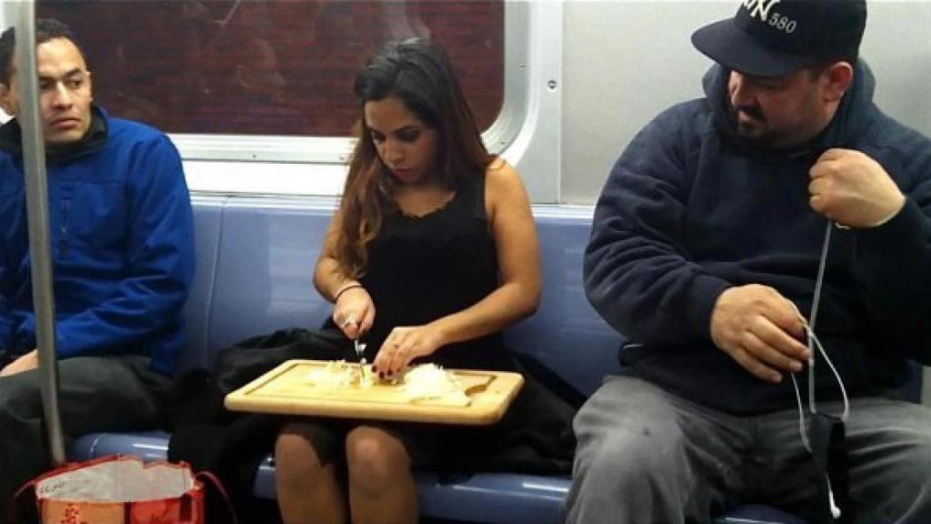 Adelantando la cena en el metro