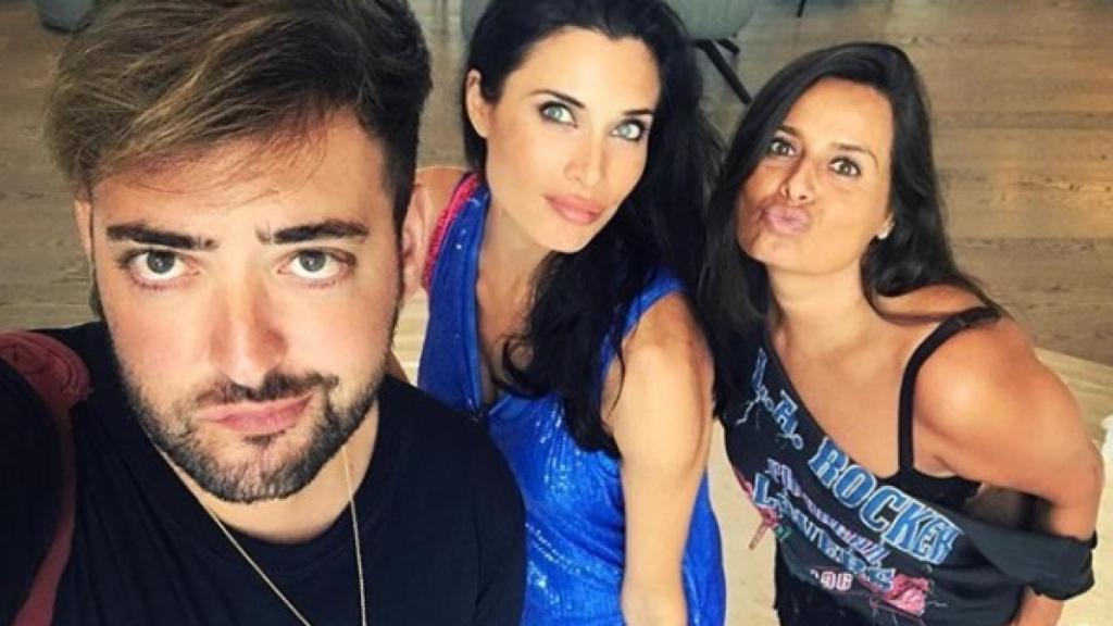 Pilar Rubio y sus dos amigos, que también trabajan en televisión.