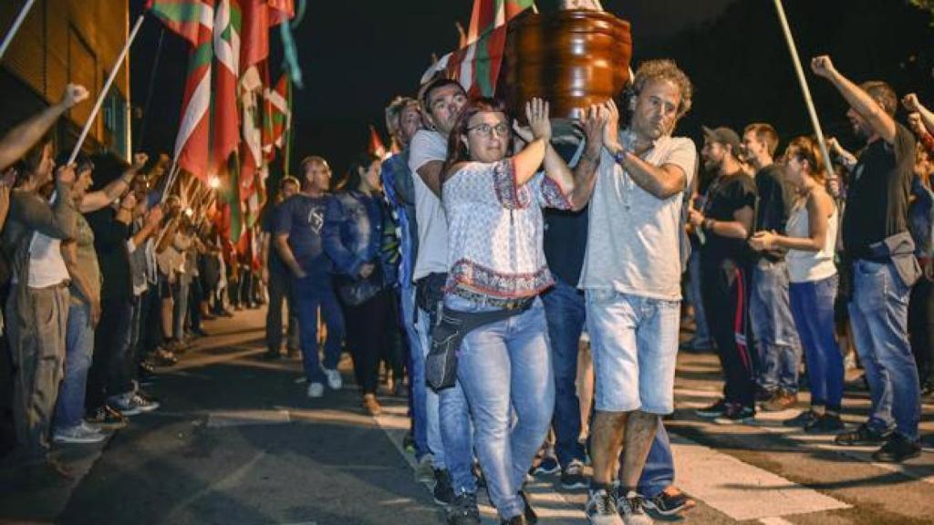 El cadáver de Pedro del Hoyo llegó el martes por la noche a tierras vascas. Allí lo esperaba un centenar de personas.