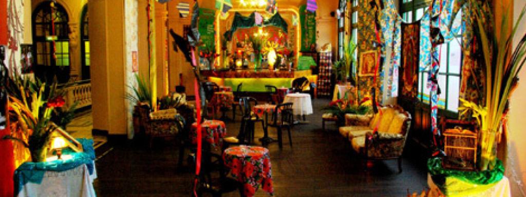 Mucho ambiente y decoración brasileña.