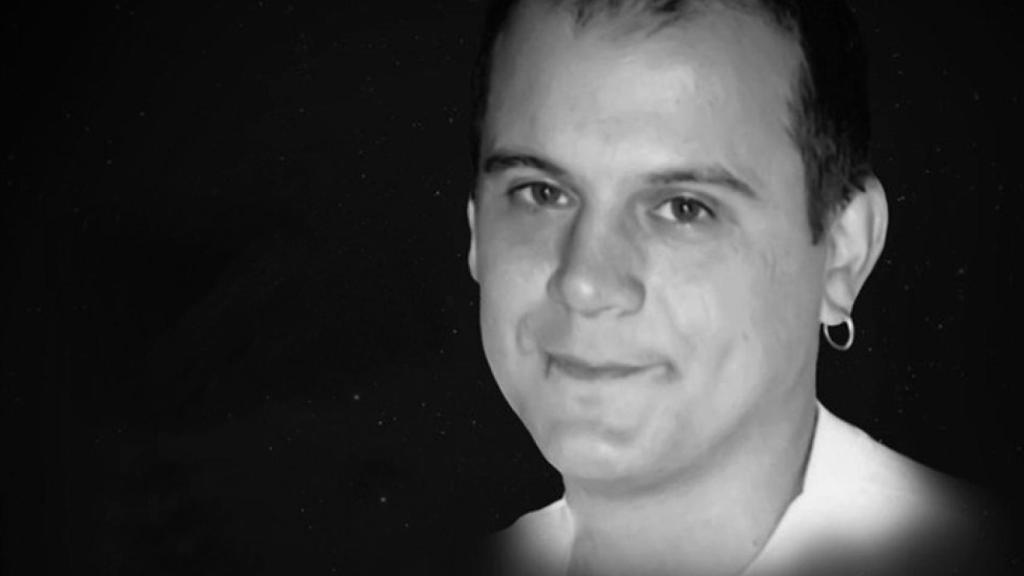 Pedro del Hoyo nació en Almendralejo (Badajoz) en 1970. Sus padres emigraron al País Vasco siendo él un bebé.