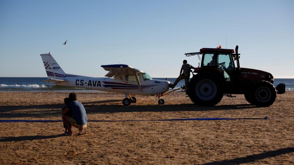 Un tractor remolca la aeronave.