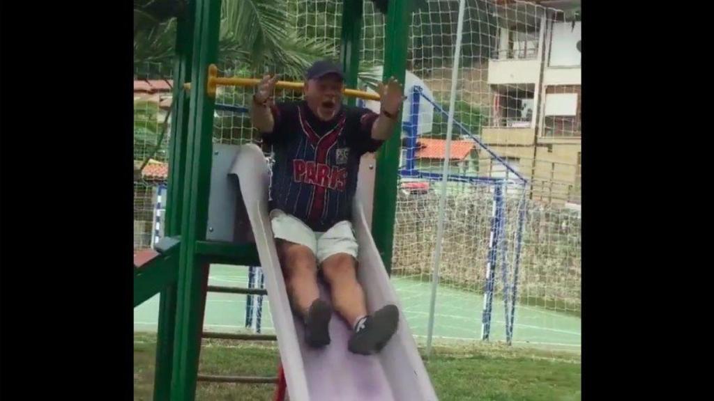 Alfredo Duro se despide de Neymar sobre un tobogán