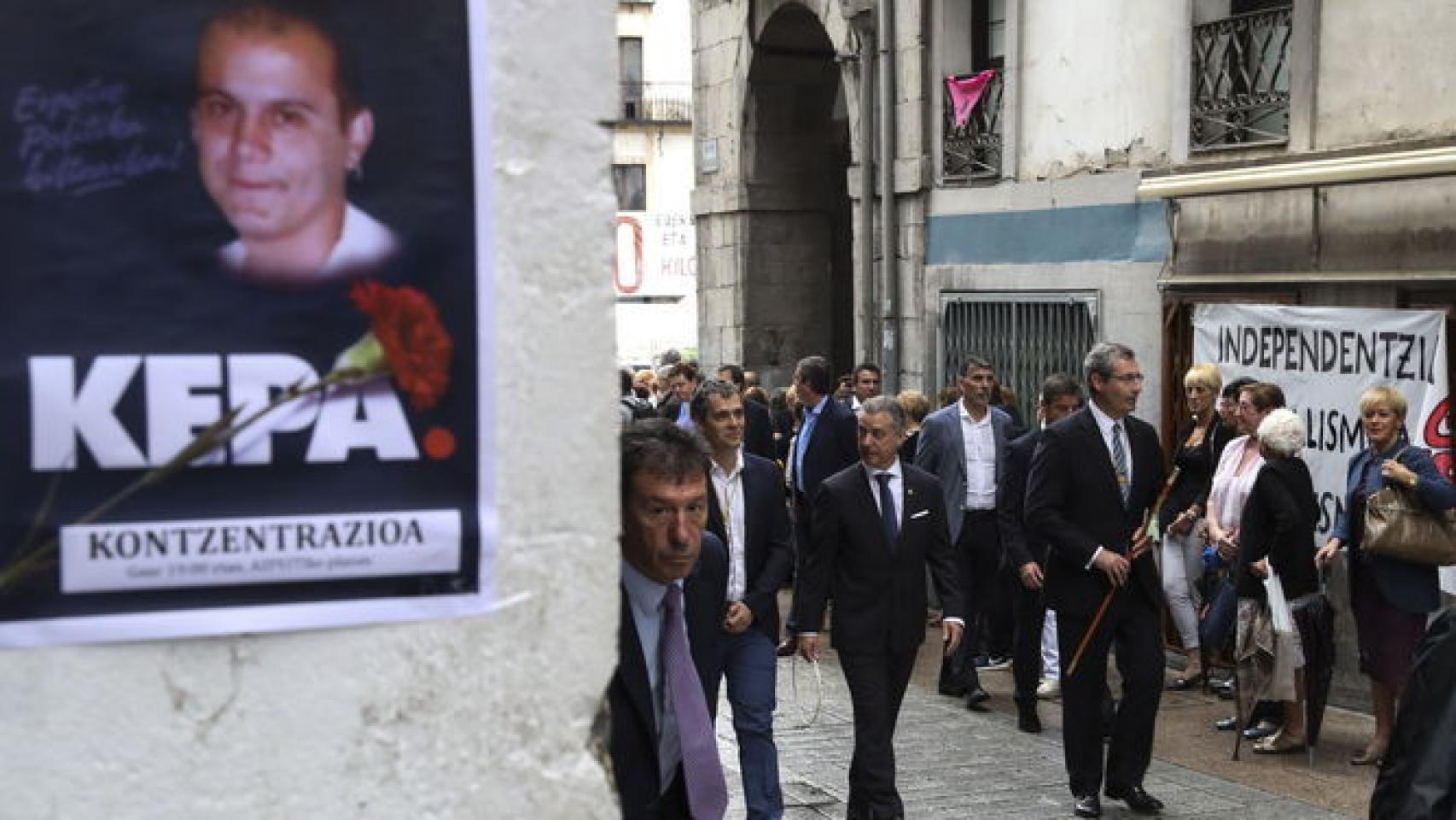 El lehendakari, Íñigo Urkullu, pasea en Azpeitia al lado de un cartel en recuerdo de Kepa del Hoyo