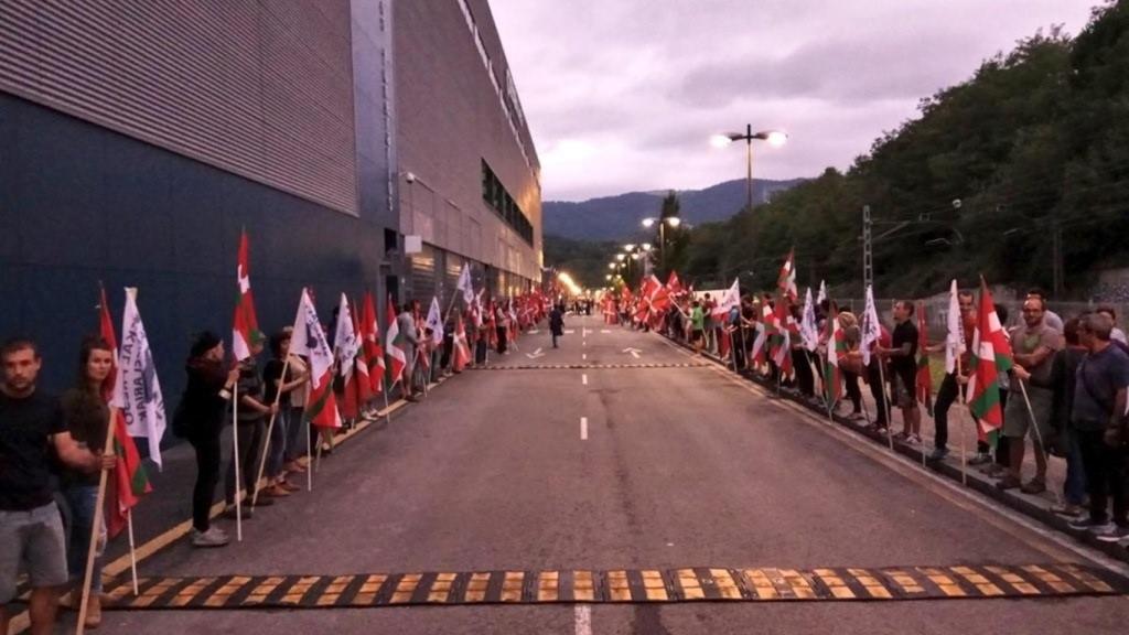 Simpatizantes de Sortu reciben en Bilbao el féretro del etarra Kepa del Hoyo.
