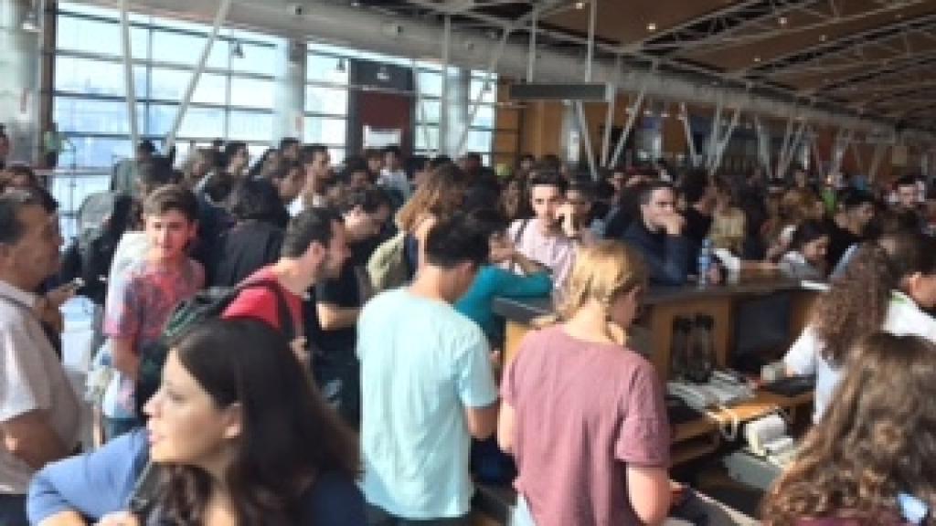 Pasajeros a la espera de información tras el retraso de su vuelo.