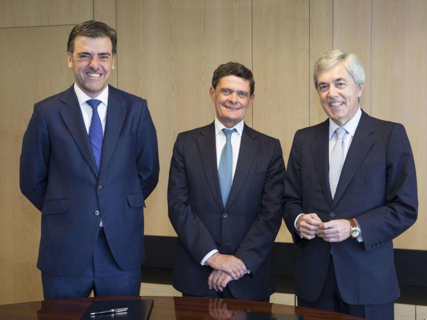 A la derecha, Juan Carlos Ureta, presidente de Renta 4. En el centro, Jaime Echegoyen, presidente de Sareb, y, a la izquierda, Pablo Serrano de Haro, socio de Clifford Chance.