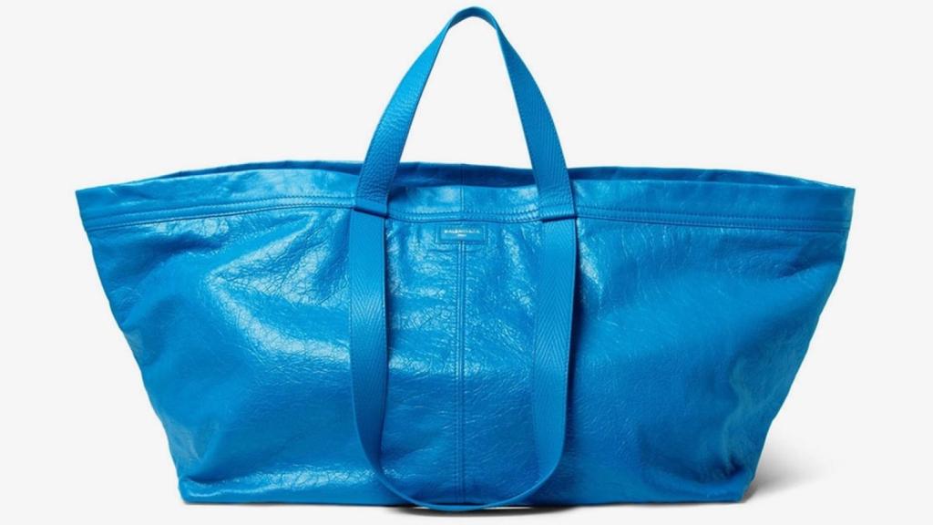 La versión de la bolsa de IKEA por Balenciaga. | Foto: Balenciaga.