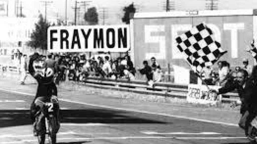 Ángel Nieto, celebrando su victoria mundial en 1971.