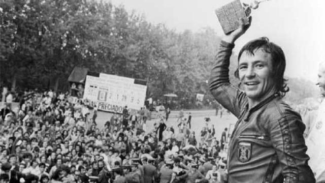 Ángel Nieto celebra uno de sus victorias en su etapa de piloto.