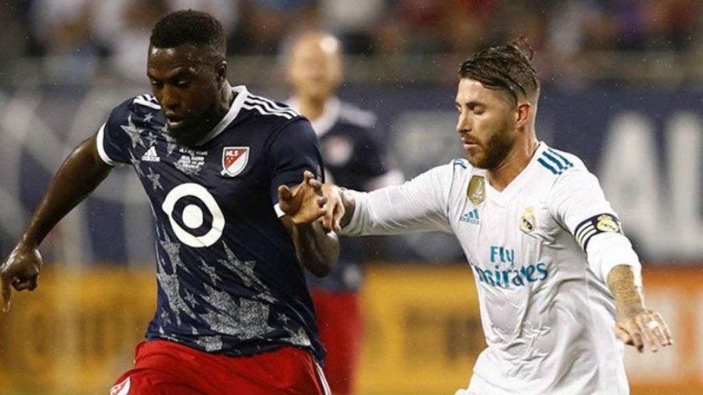 Ramos disputa un balon