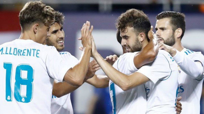 El Madrid celebra el gol de Mayoral