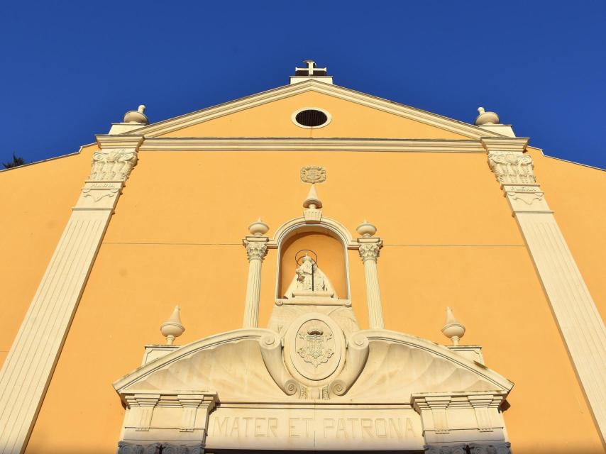 Santuario Nuestra Señora de África frente a la Comandancia General.