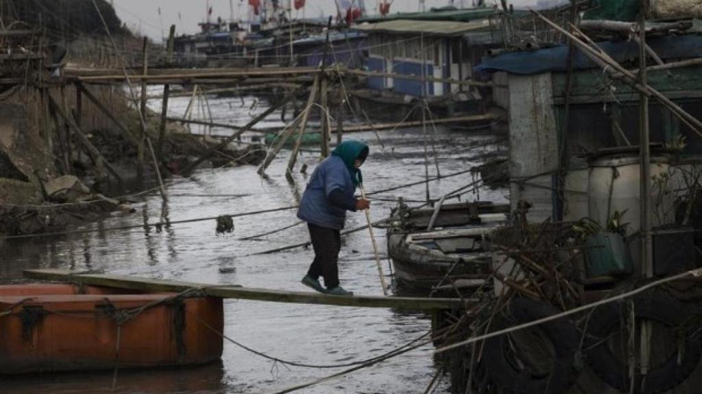 El agua contaminada de los ríos se usa para beber y cultivar alimentos.