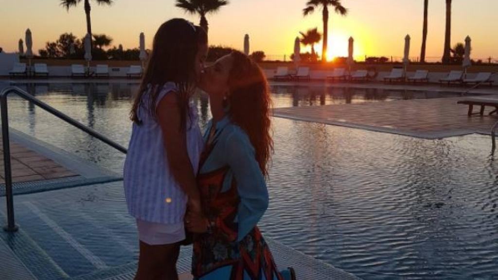 Madre e hija, disfrutando de sus vacaciones.