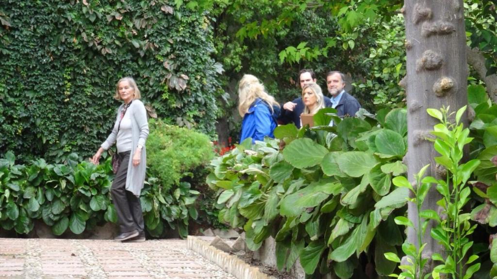 La heredera del castillo de Montemayor, con ropa de color gris, durante una de sus últimas visitas.