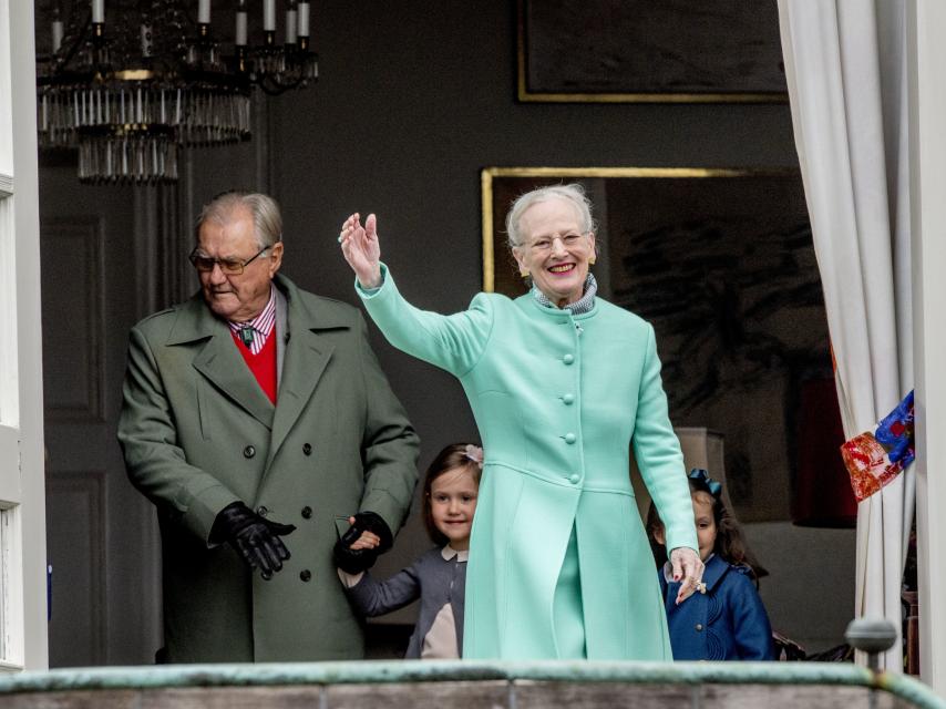 El matrimonio saluda desde el balcón.