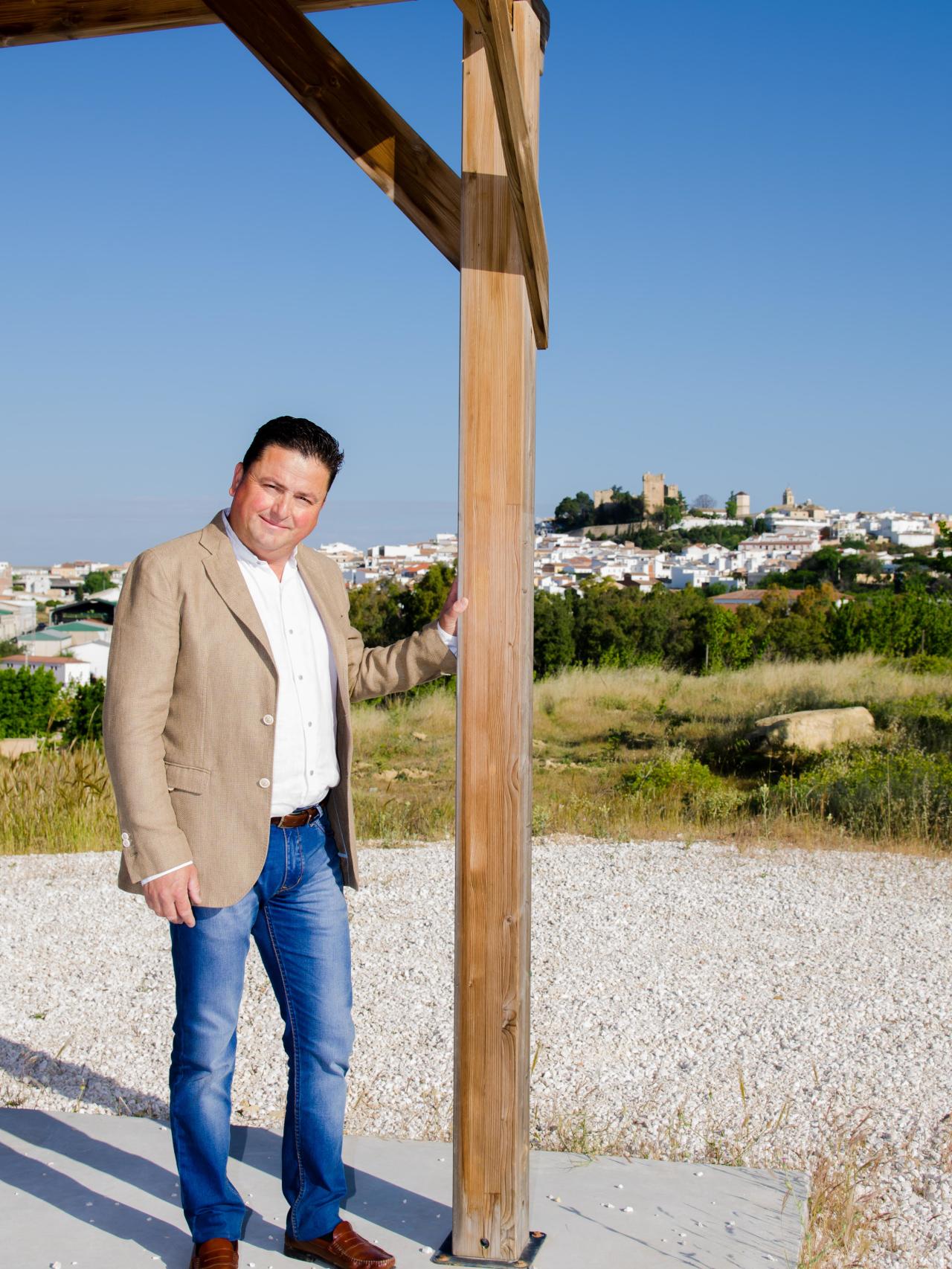 El alcalde de Montemayor, Antonio García (IU). Al fondo, el castillo que corona el pueblo que él gobierna.