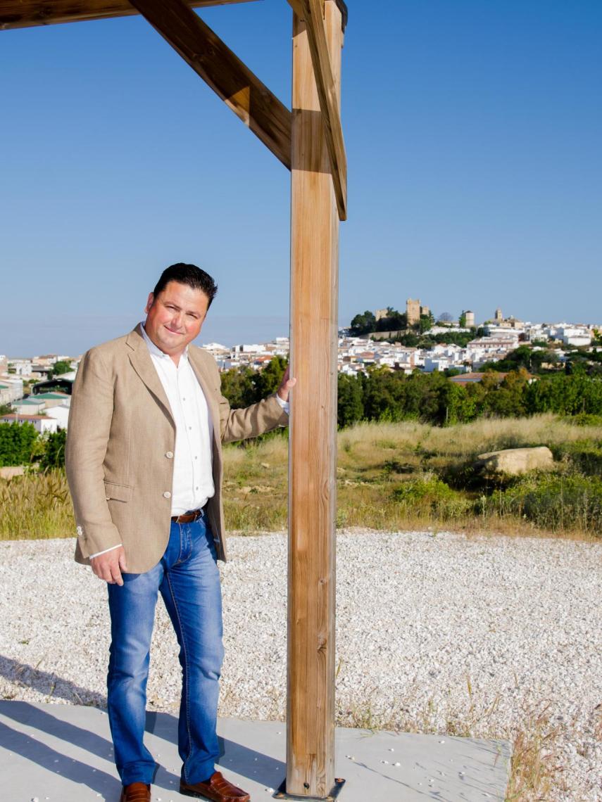 El alcalde de Montemayor, Antonio García (IU). Al fondo, el castillo que corona el pueblo que él gobierna.