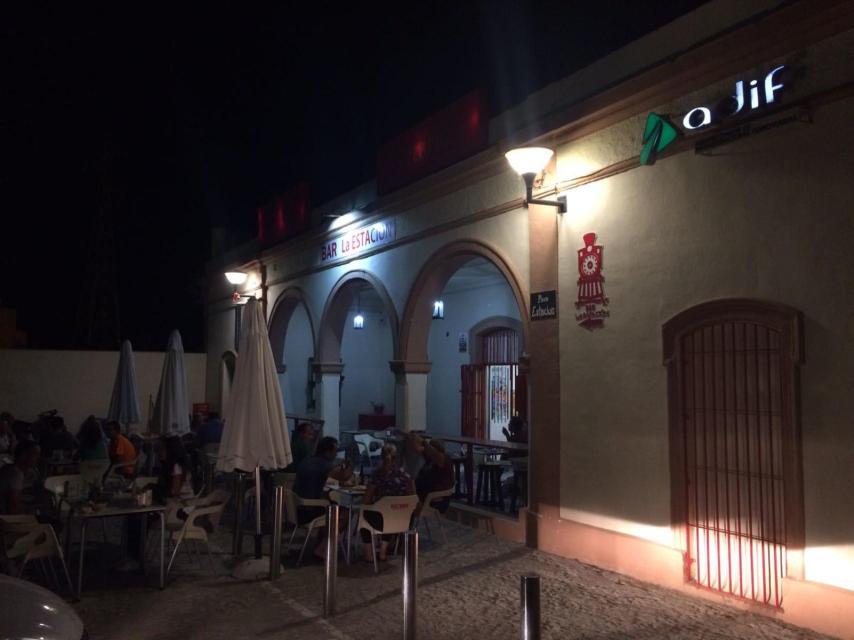 La familia Vivar celebraba la festividad de Santa Ana en esta terraza del bar de la estación.